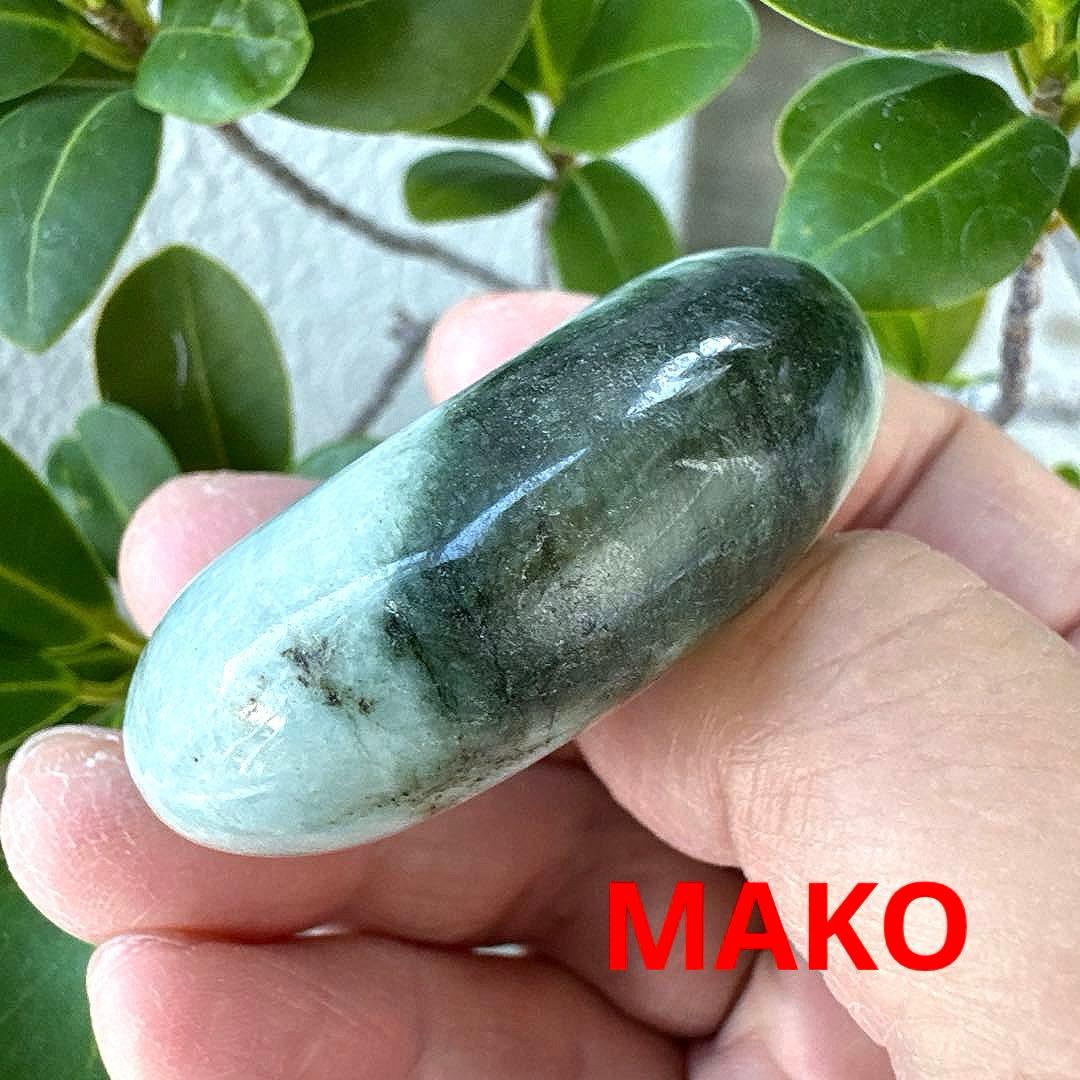 M1829☆糸魚川翡翠【勾玉】72g☆天然石　原石☆50306