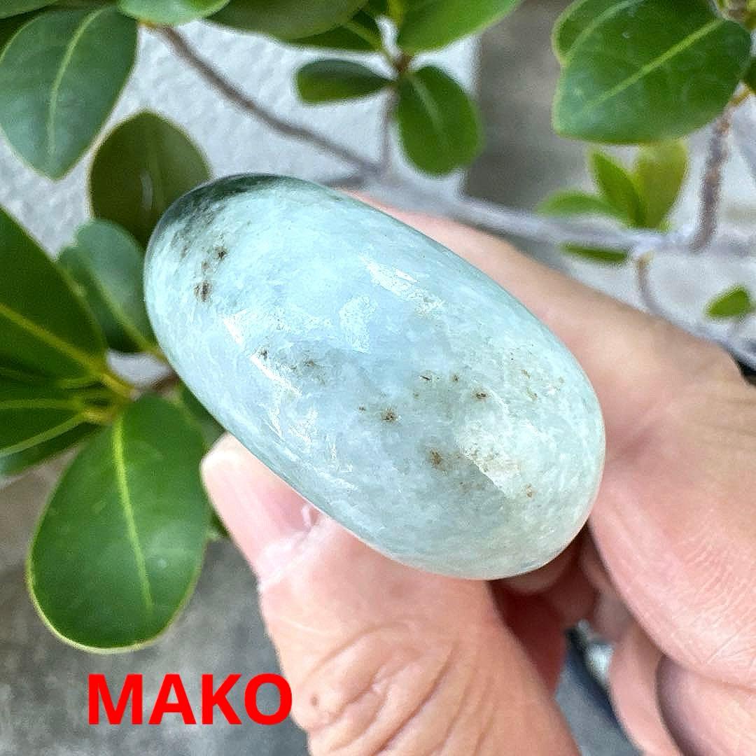 M1829☆糸魚川翡翠【勾玉】72g☆天然石　原石☆50306
