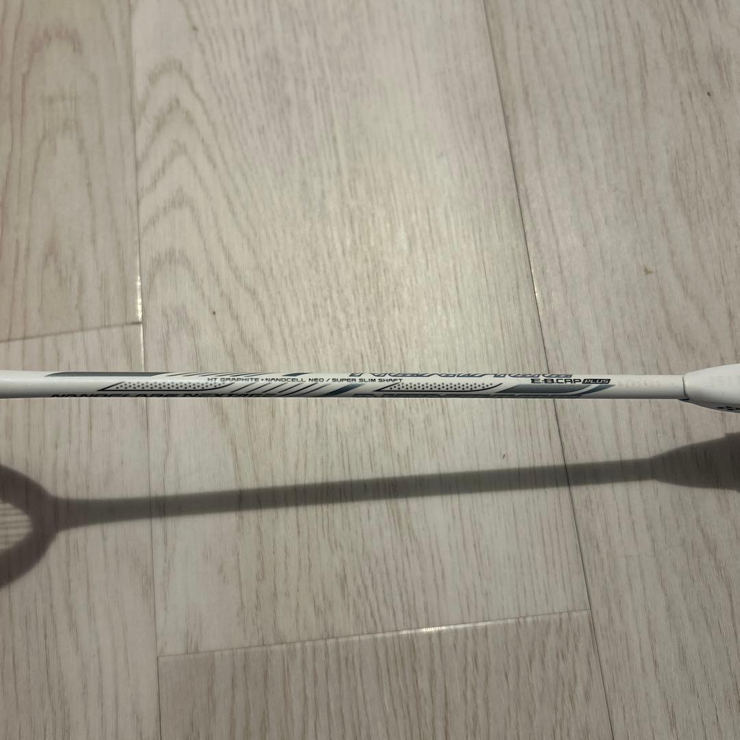 YONEX バドミントンラケット ホワイト/レッド