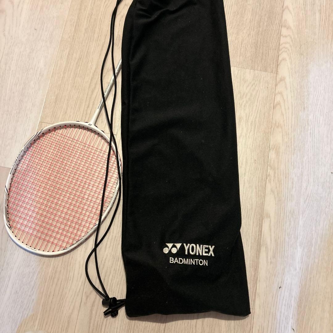 YONEX バドミントンラケット ホワイト/レッド