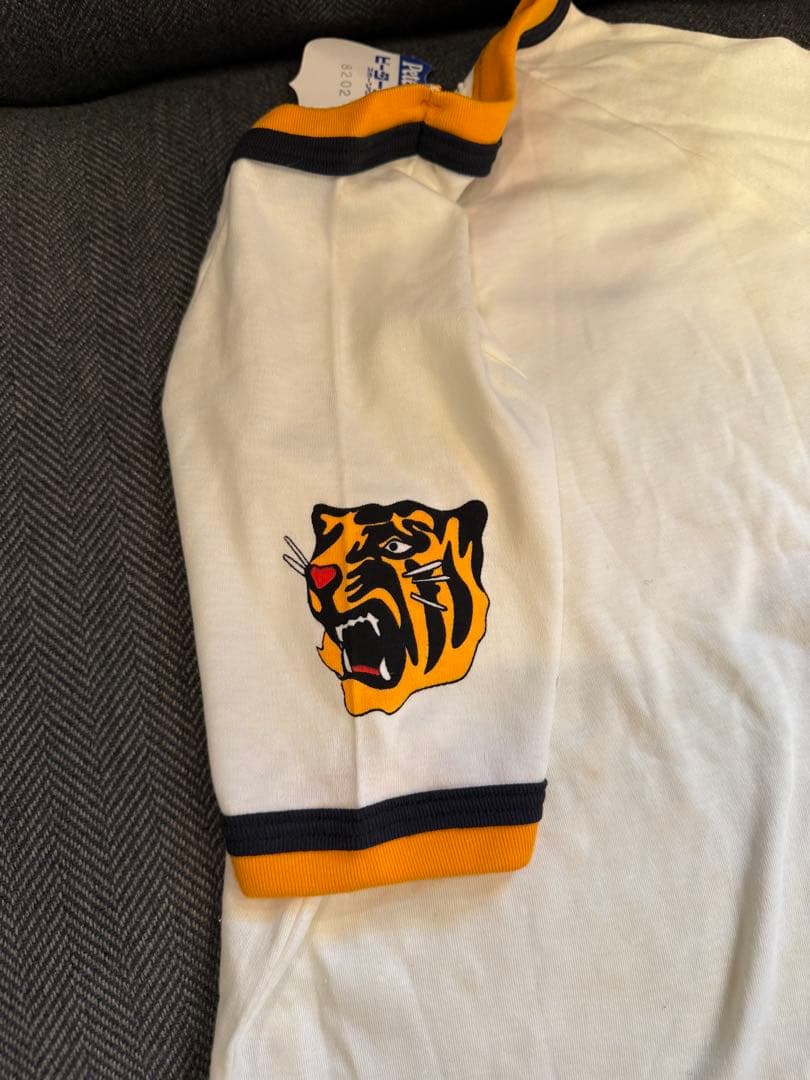 激レアTigers Vネックユニフォーム　キッズ