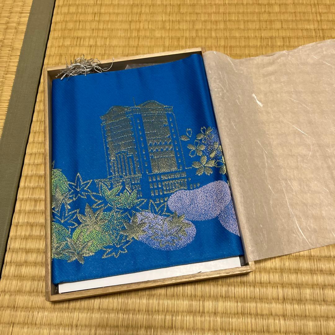刺繍テーブルセンター創価大学本部棟落成記念 桐の箱入り