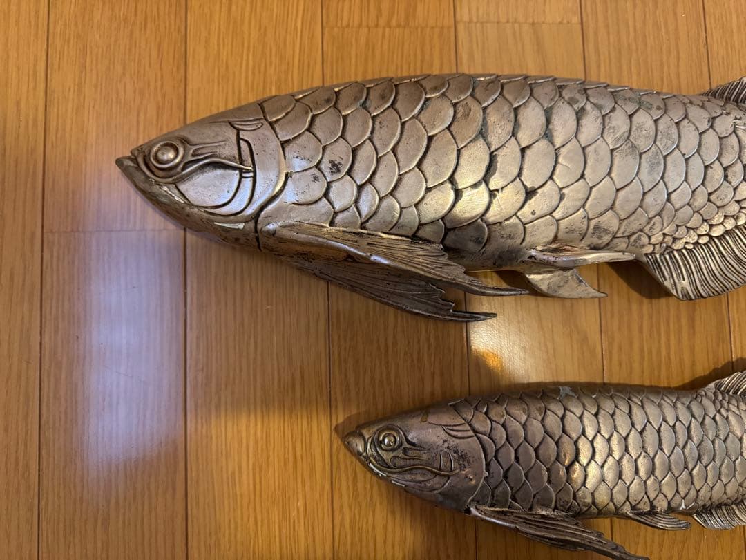 アロワナ（龍魚）の金属製の置物　2体セット