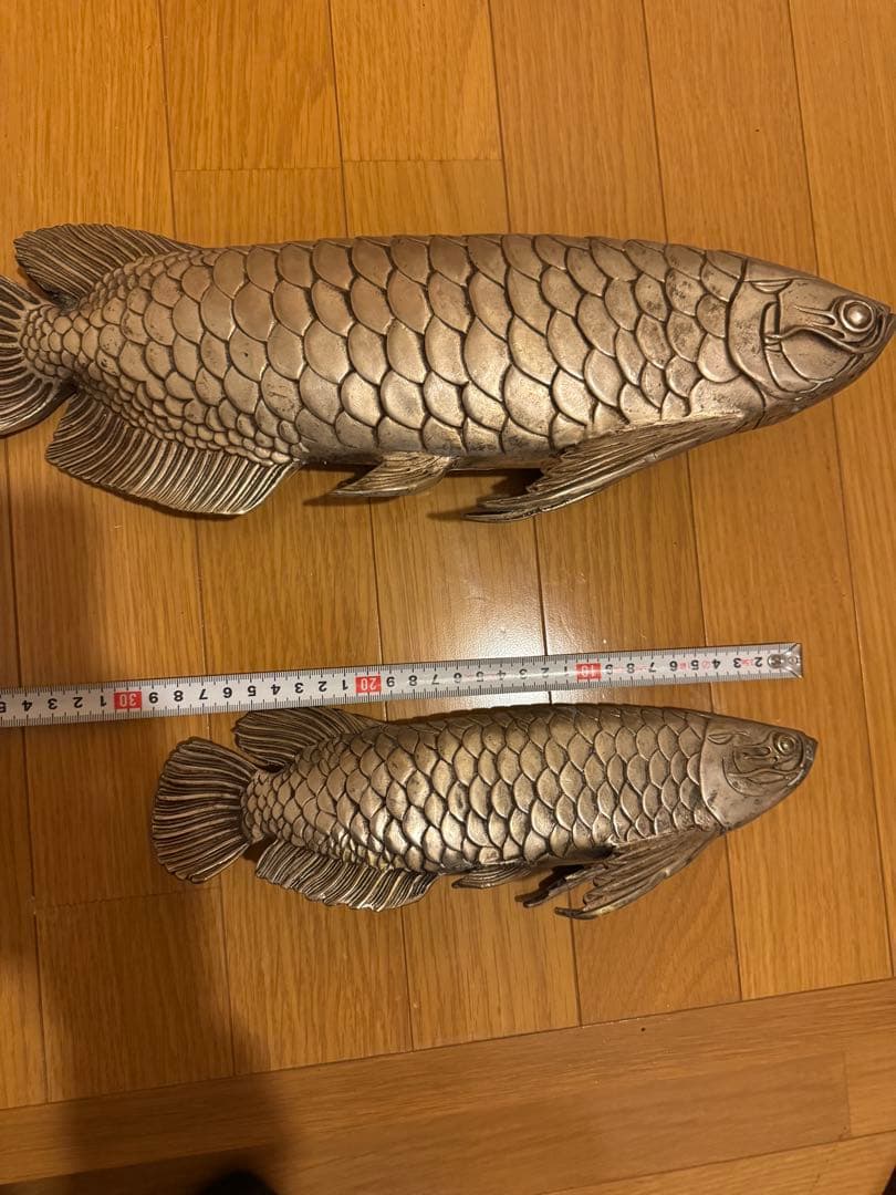 アロワナ（龍魚）の金属製の置物　2体セット