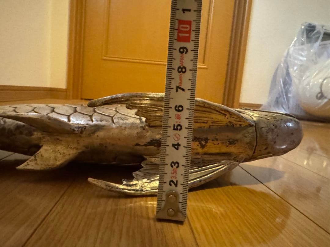 アロワナ（龍魚）の金属製の置物　2体セット