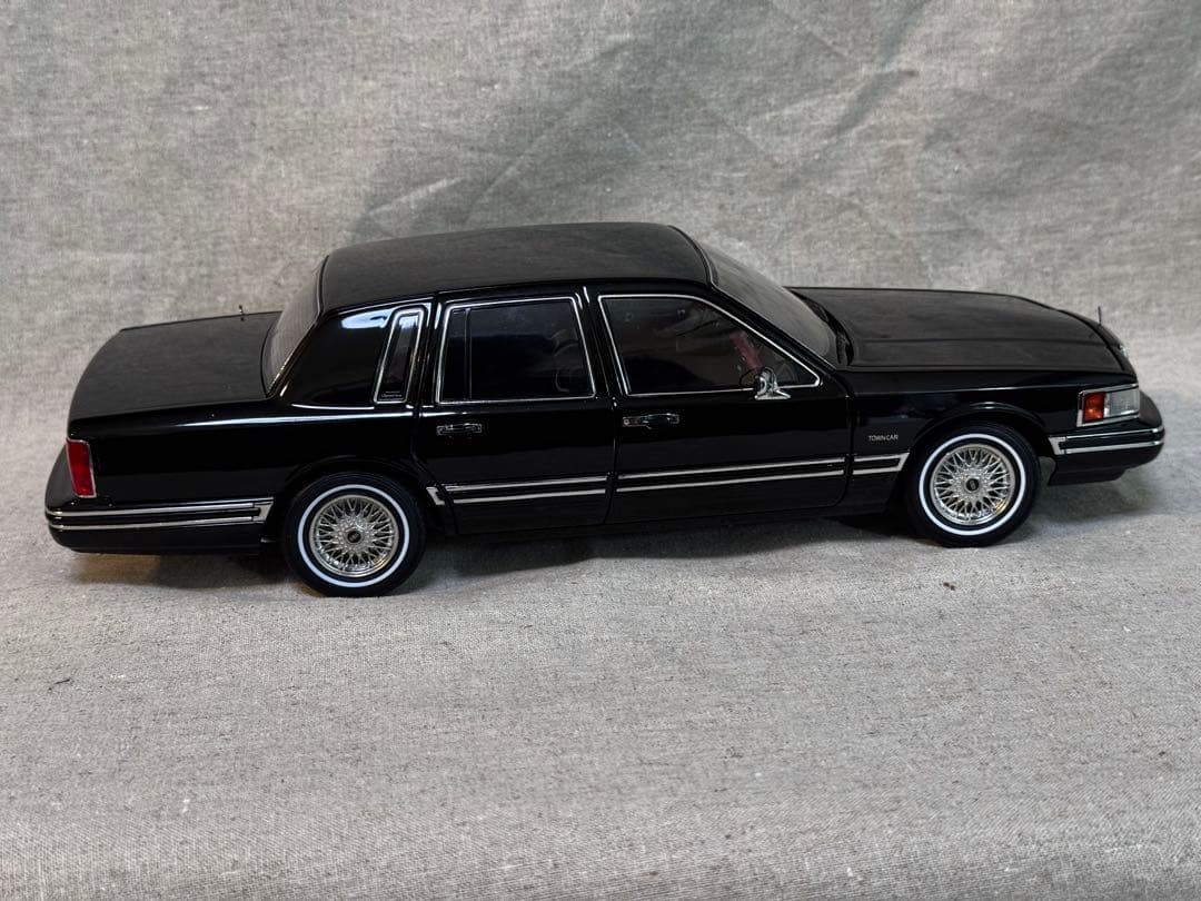 ミニカー Lincoln Town Car 1/18