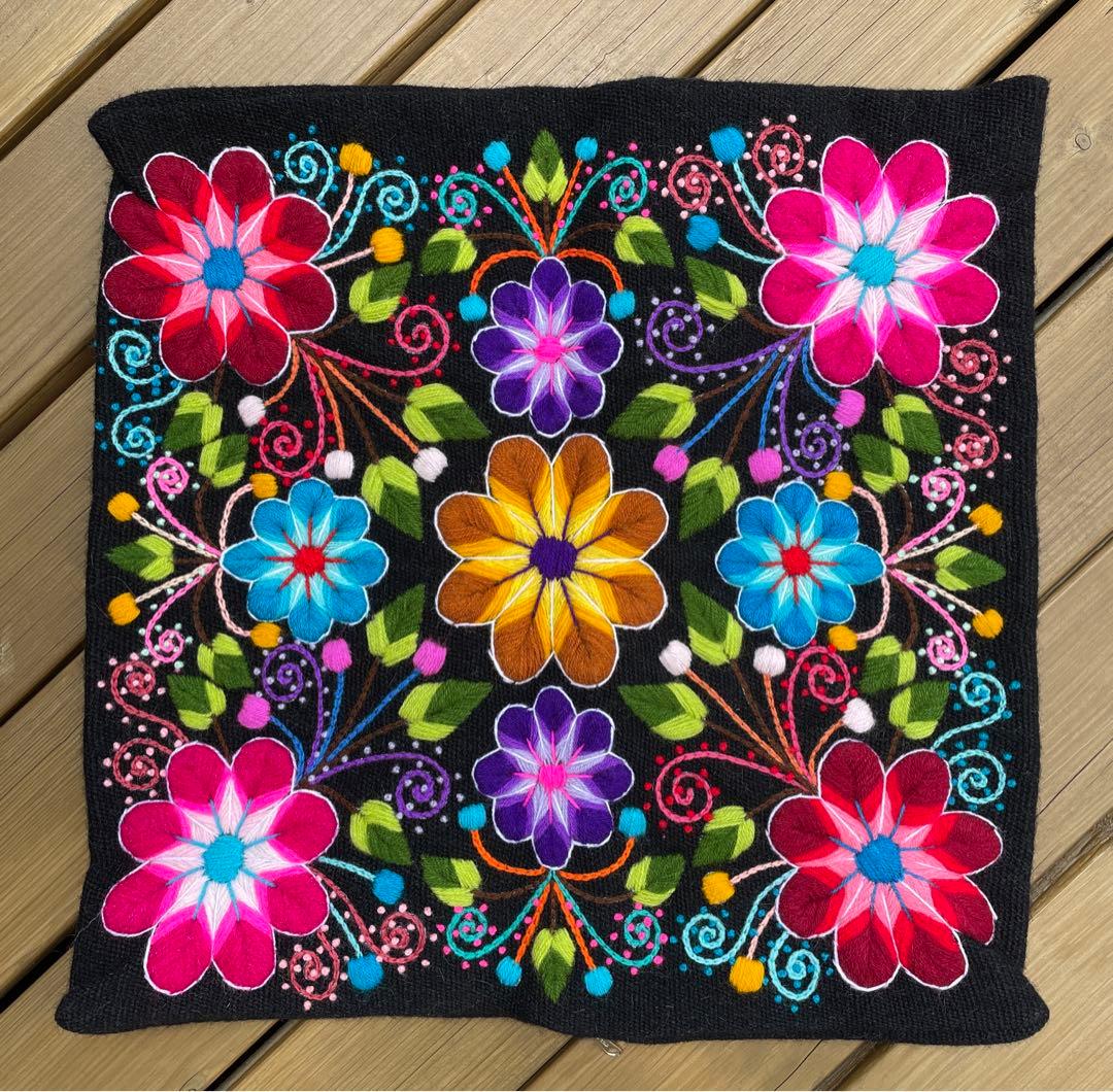 ペルーの伝統的なアヤクーチョ刺繍　アルパカ混紡のクッションカバー（45x45)