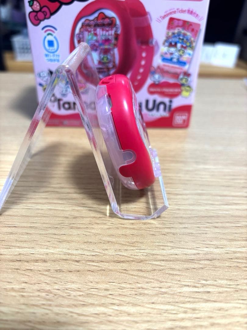 【極美品】たまごっちユニ　サンリオ　いちごケース付き