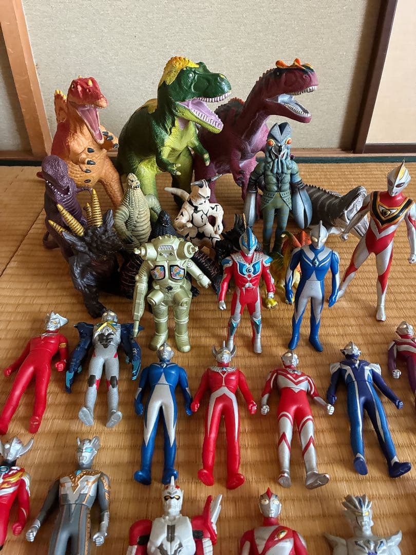 ウルトラマンフィギュアと恐竜フィギュアセット