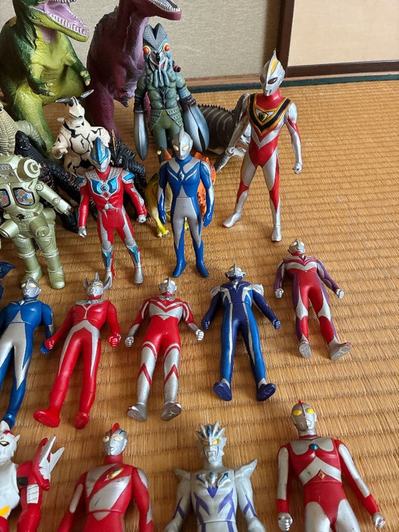 ウルトラマンフィギュアと恐竜フィギュアセット