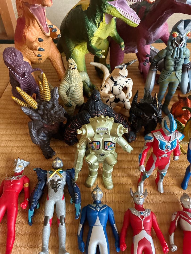 ウルトラマンフィギュアと恐竜フィギュアセット