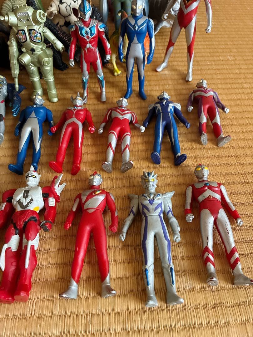 ウルトラマンフィギュアと恐竜フィギュアセット