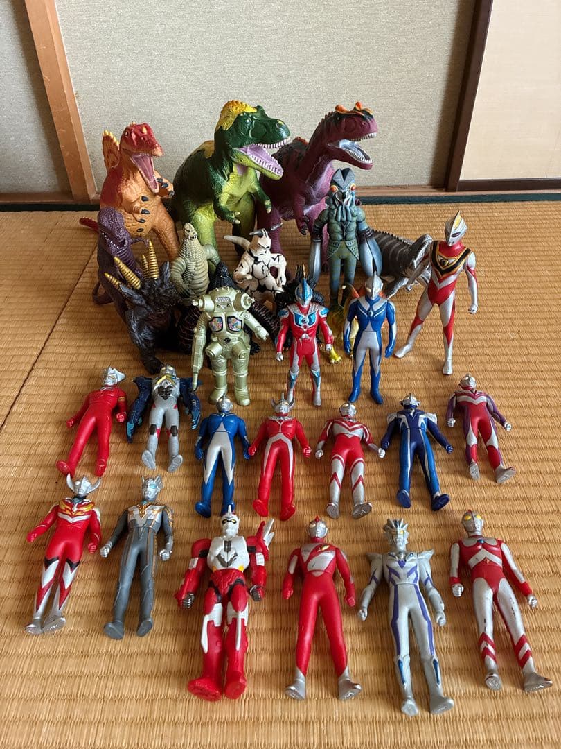 ウルトラマンフィギュアと恐竜フィギュアセット