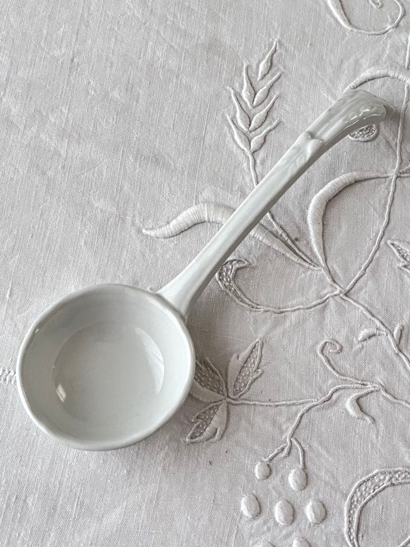 【美品】フランスアンティーク ホワイト陶器のソーシエールおさじセット[3817]