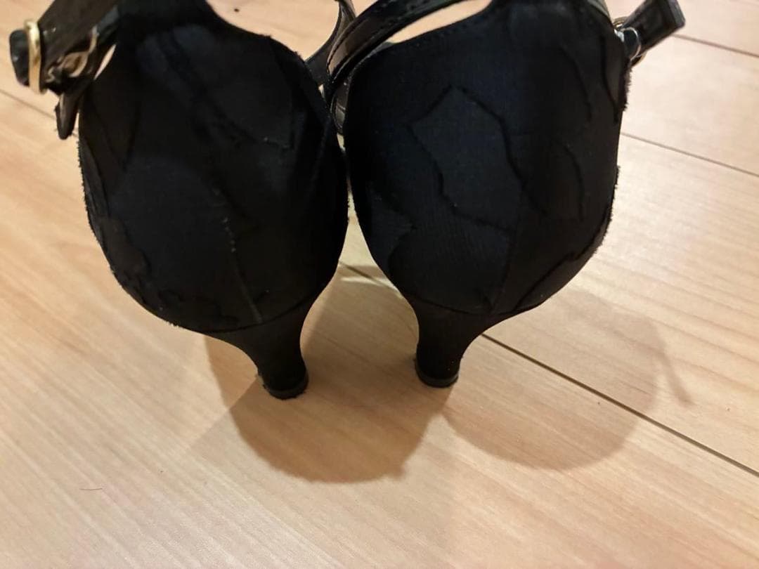 黒 アンクルストラップ シューズ