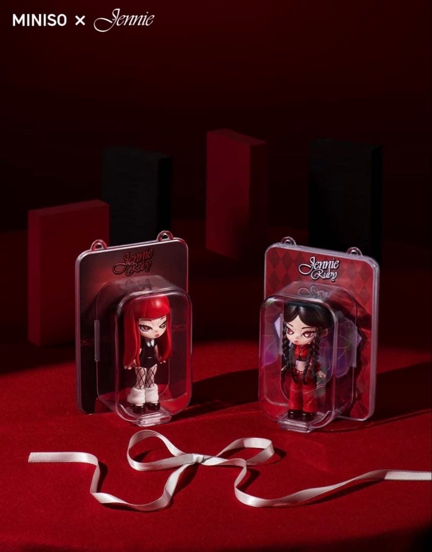 JENNIE X MINISO コラボ 立体フィギュアタグキーホルダー レッド