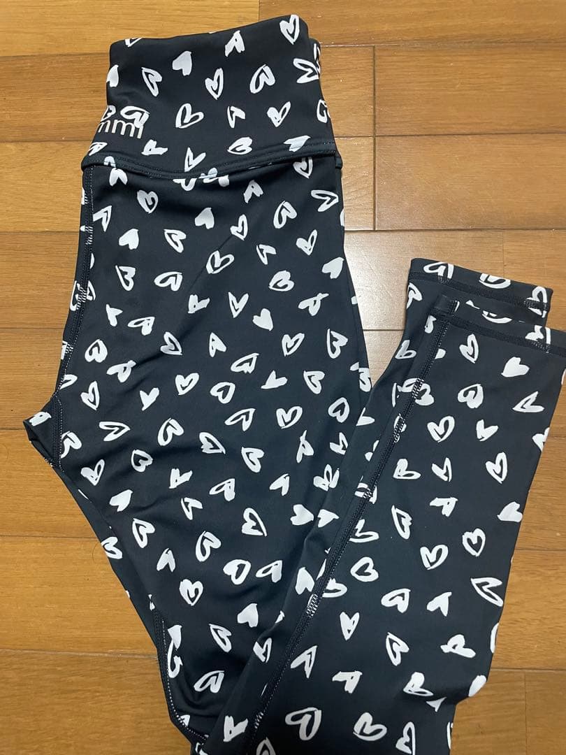 エミ emmi yoga ペイントハートハイウエストレギンス　黒　1