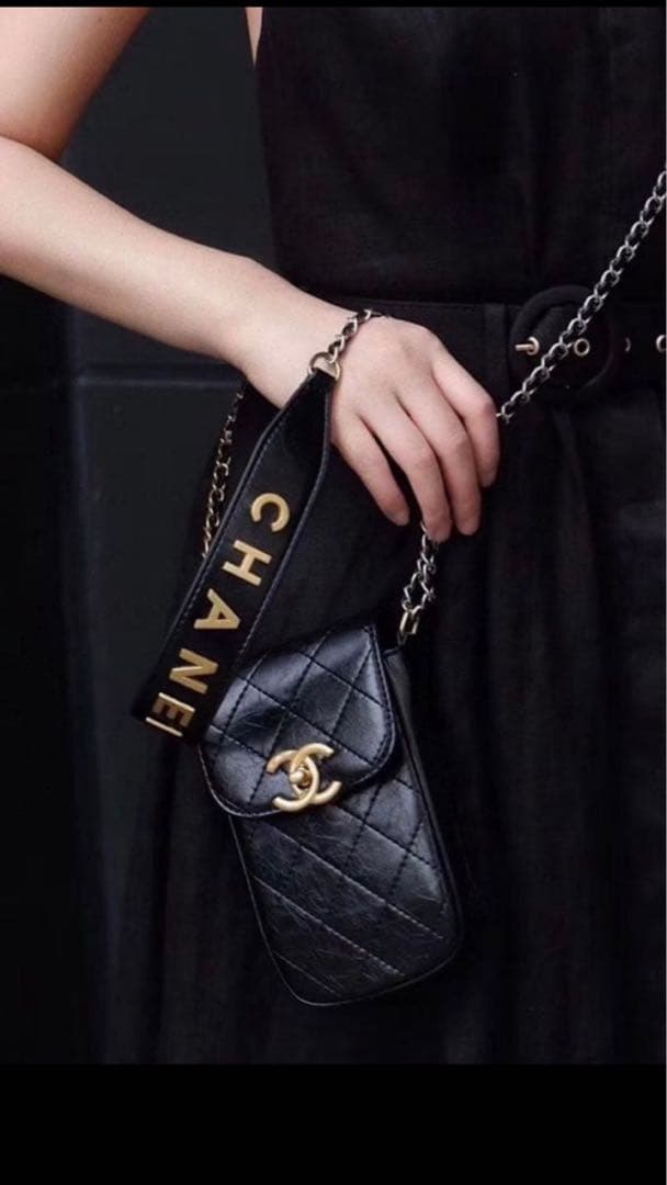 CHANEL ショルダーチェーン付きスマホホルダーとミニポーチ ❣️￼【新品￼】