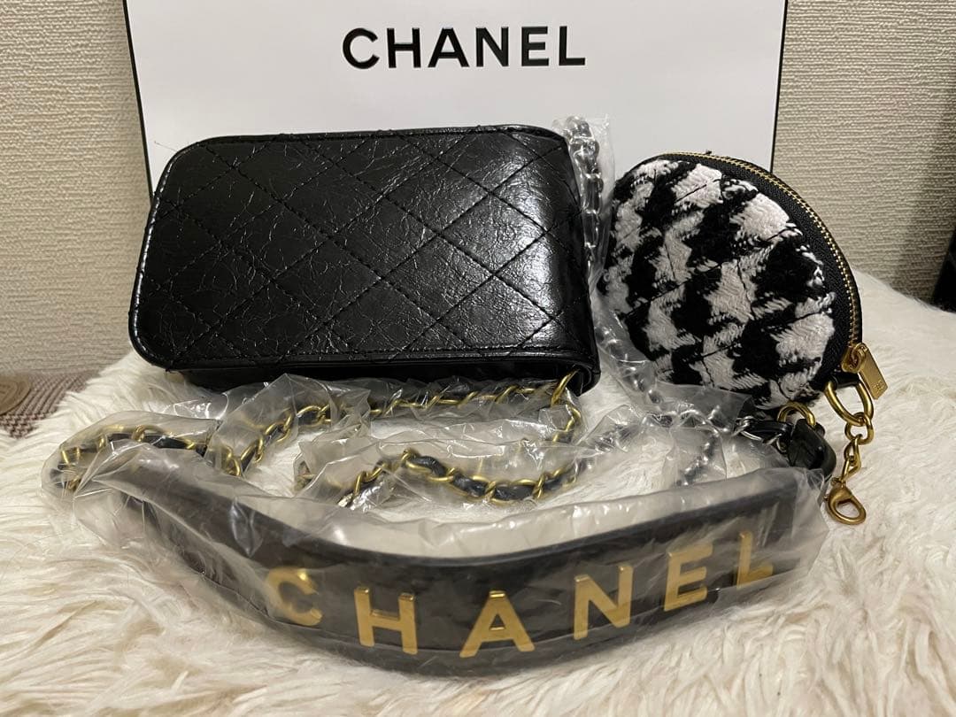 CHANEL ショルダーチェーン付きスマホホルダーとミニポーチ ❣️￼【新品￼】