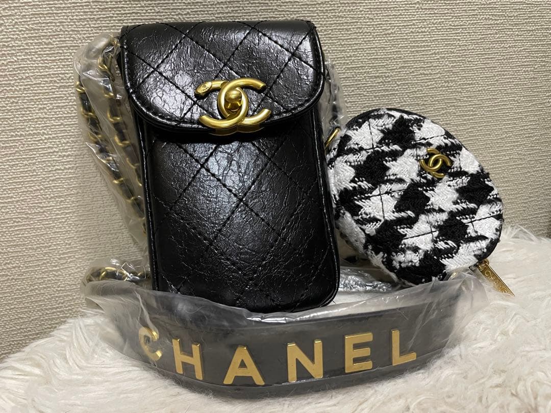 CHANEL ショルダーチェーン付きスマホホルダーとミニポーチ ❣️￼【新品￼】