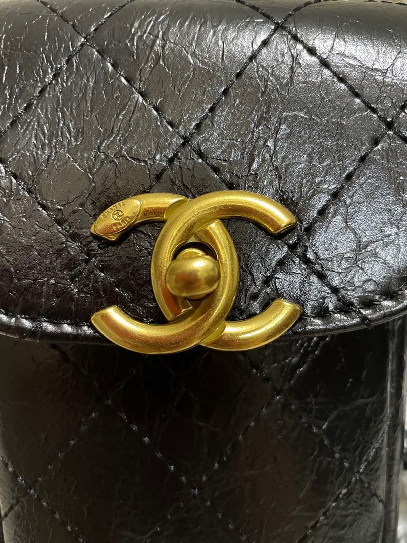 CHANEL ショルダーチェーン付きスマホホルダーとミニポーチ ❣️￼【新品￼】