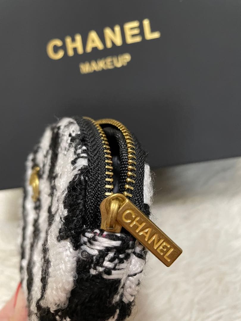 CHANEL ショルダーチェーン付きスマホホルダーとミニポーチ ❣️￼【新品￼】