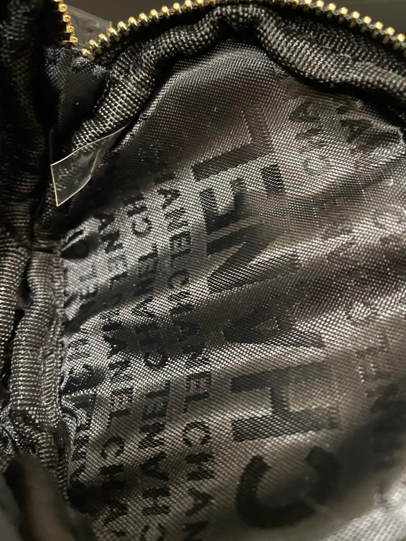 CHANEL ショルダーチェーン付きスマホホルダーとミニポーチ ❣️￼【新品￼】