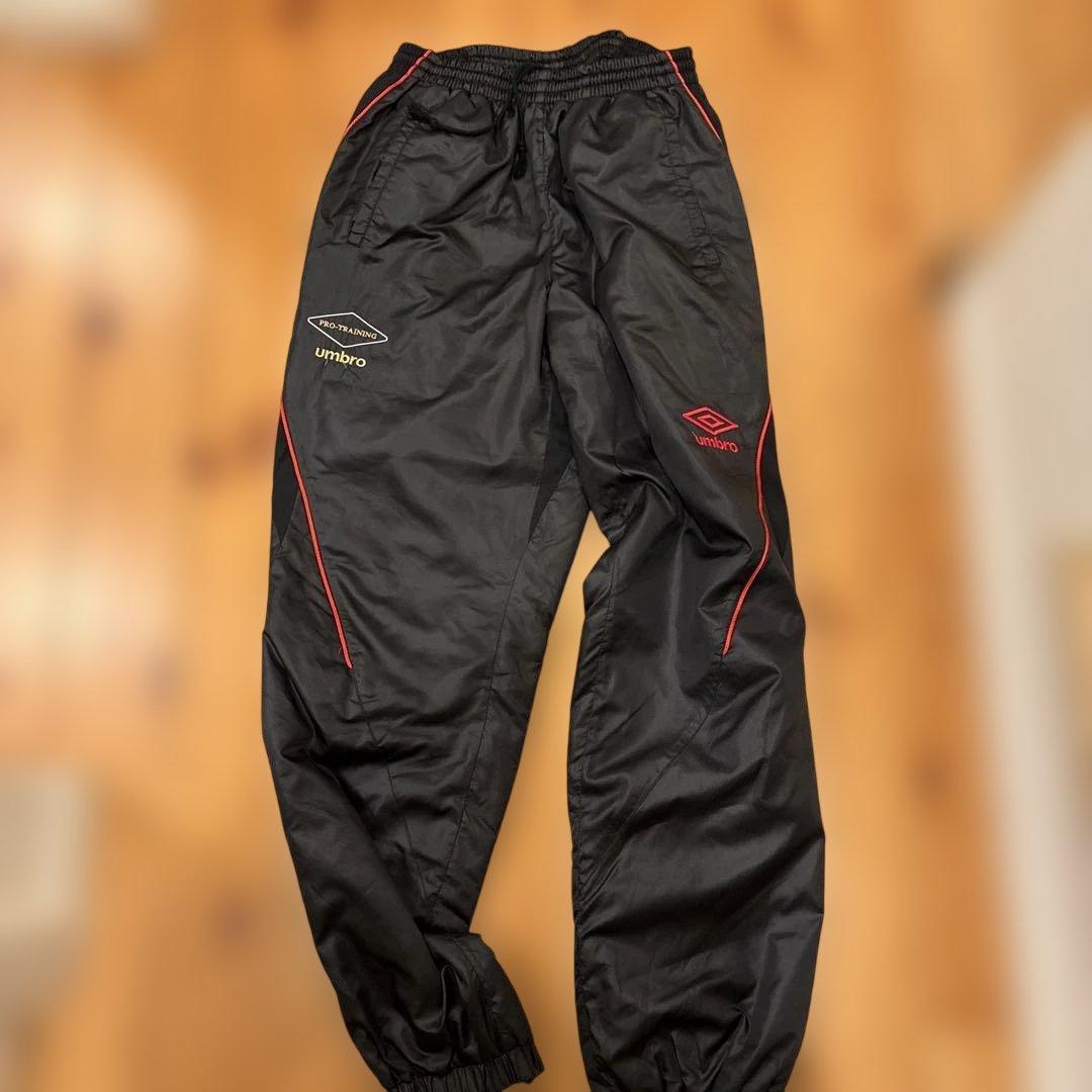 美品　umbro Lサイズ　中綿入りピステ上下