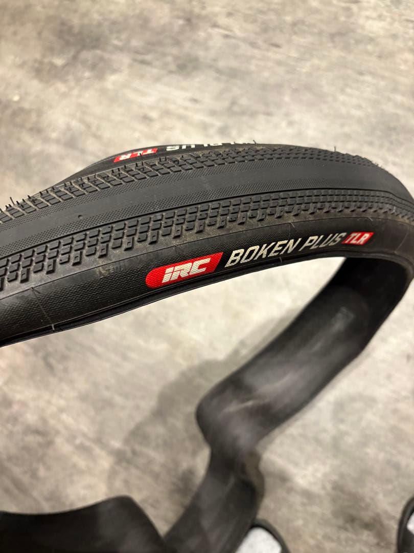IRC BOKEN PLUS 700x42C チューブレスタイヤ グラベル