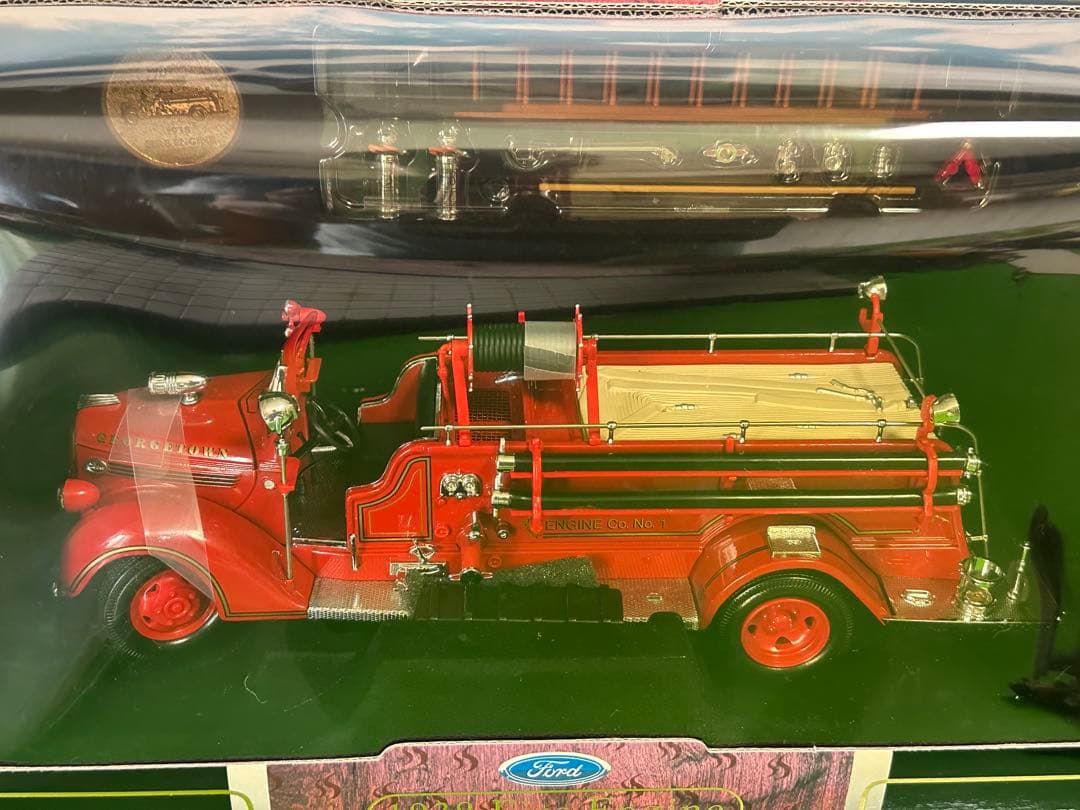 未開封　signature 1/24サイズ　1938フォード　消防車&消防士