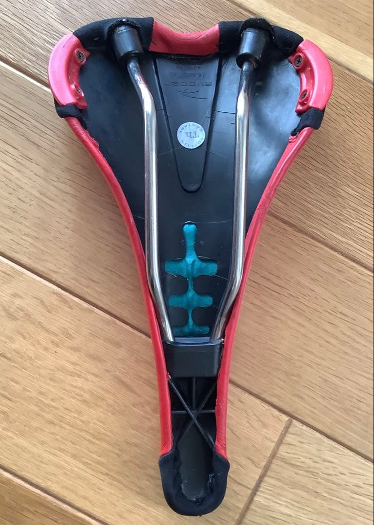 【中古】AVOCET O2 赤 サドル