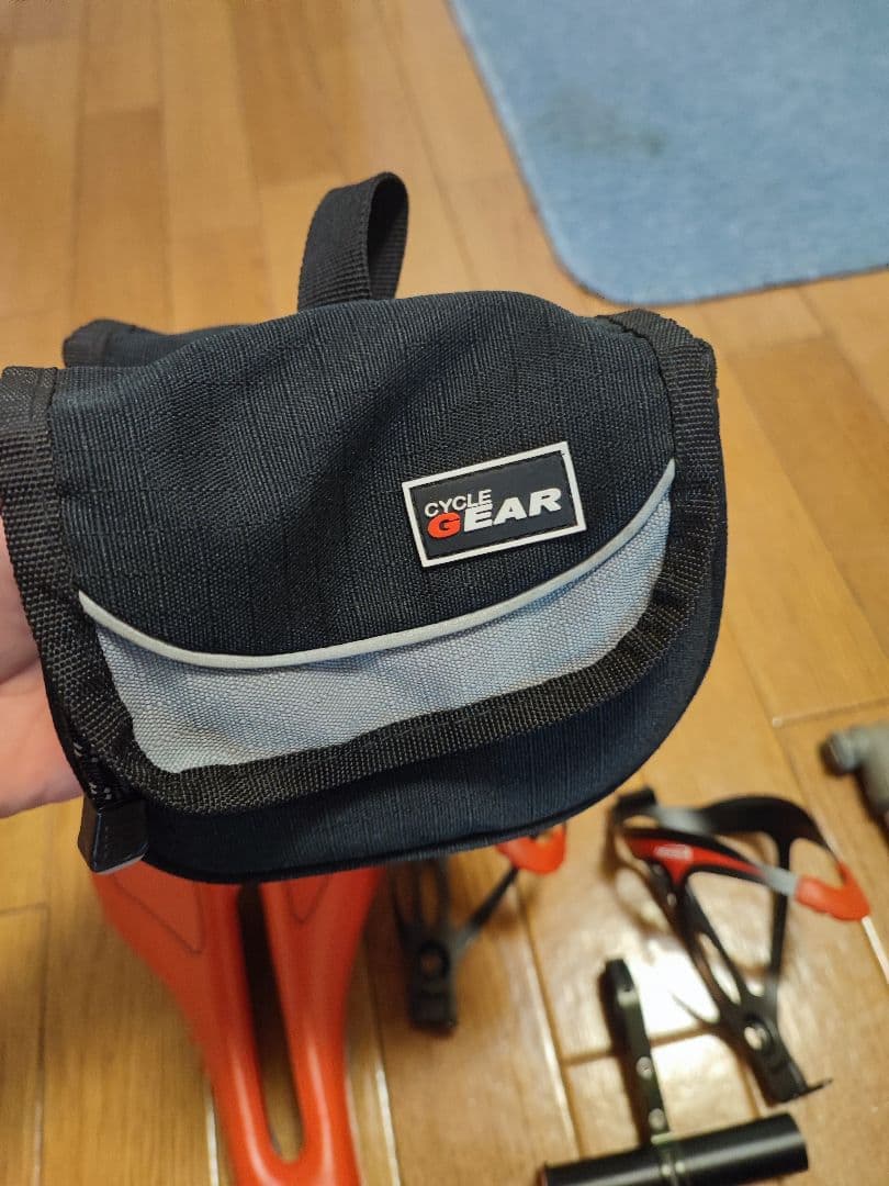 サイクリングアクセサリー7点バッグ、サドル、ポンプ、自転車バッグ、ドリンクホルダ