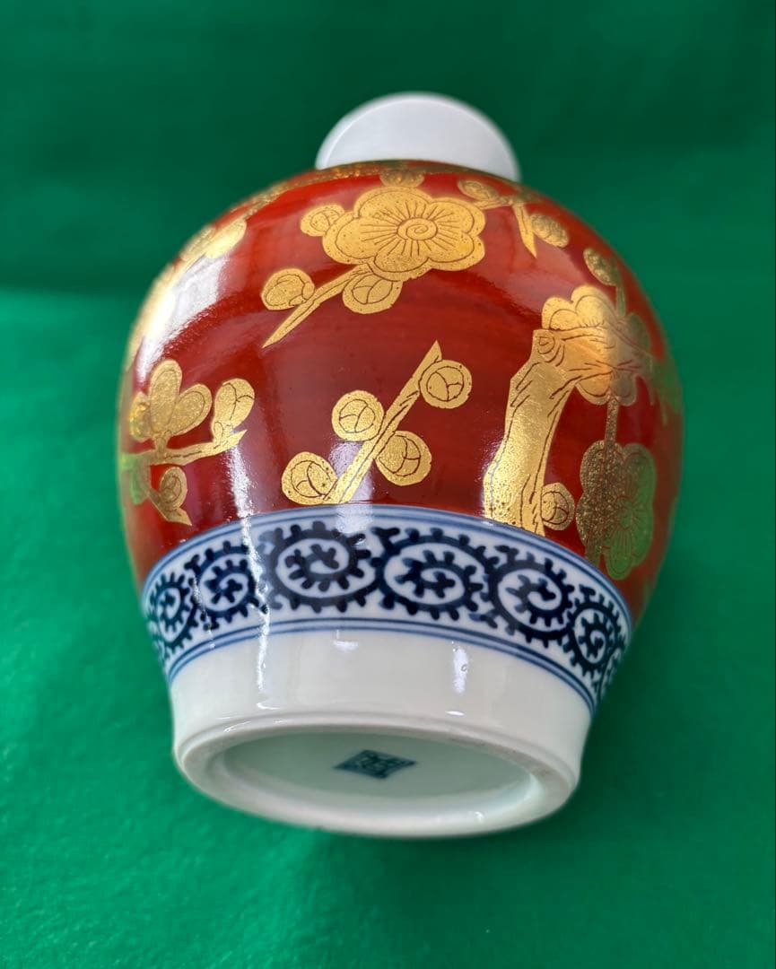 有田焼　藍窯　超高級赤色の陶器に金箔の花模様が施された美しい花瓶、壺。