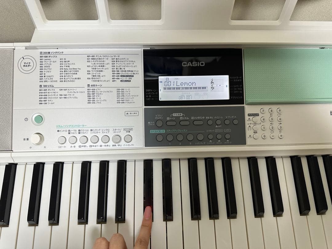 電子ピアノ　CASIO LK-512 脚付き　マイク付き