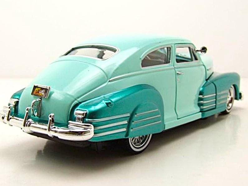 ミニカー Motormax 1948 Chevy Fleetline Lowrider