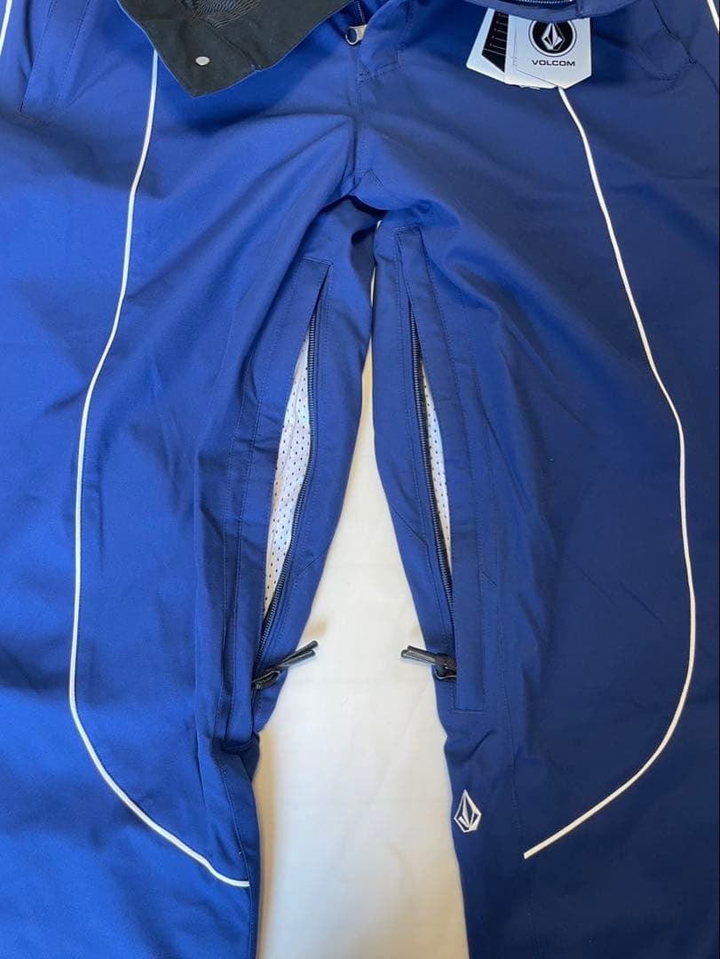 新品、未使用品　Volcom スノーウェア　パンツ　Mサイズ