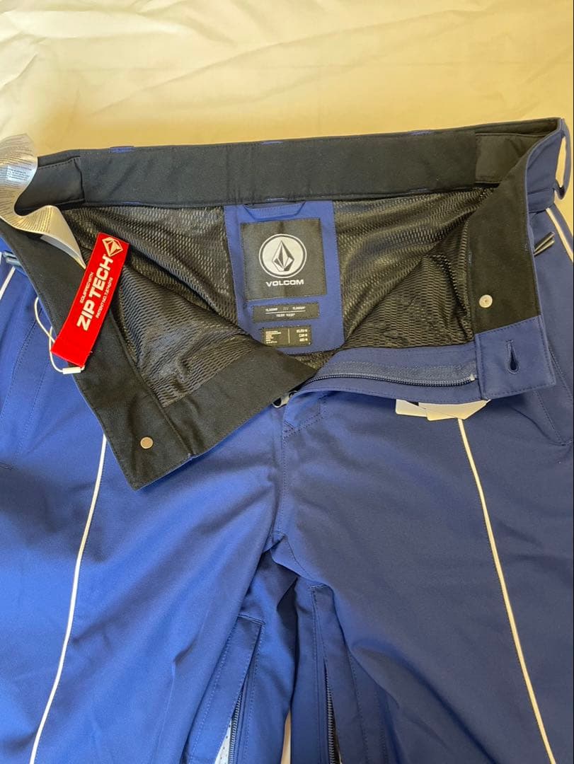 新品、未使用品　Volcom スノーウェア　パンツ　Mサイズ