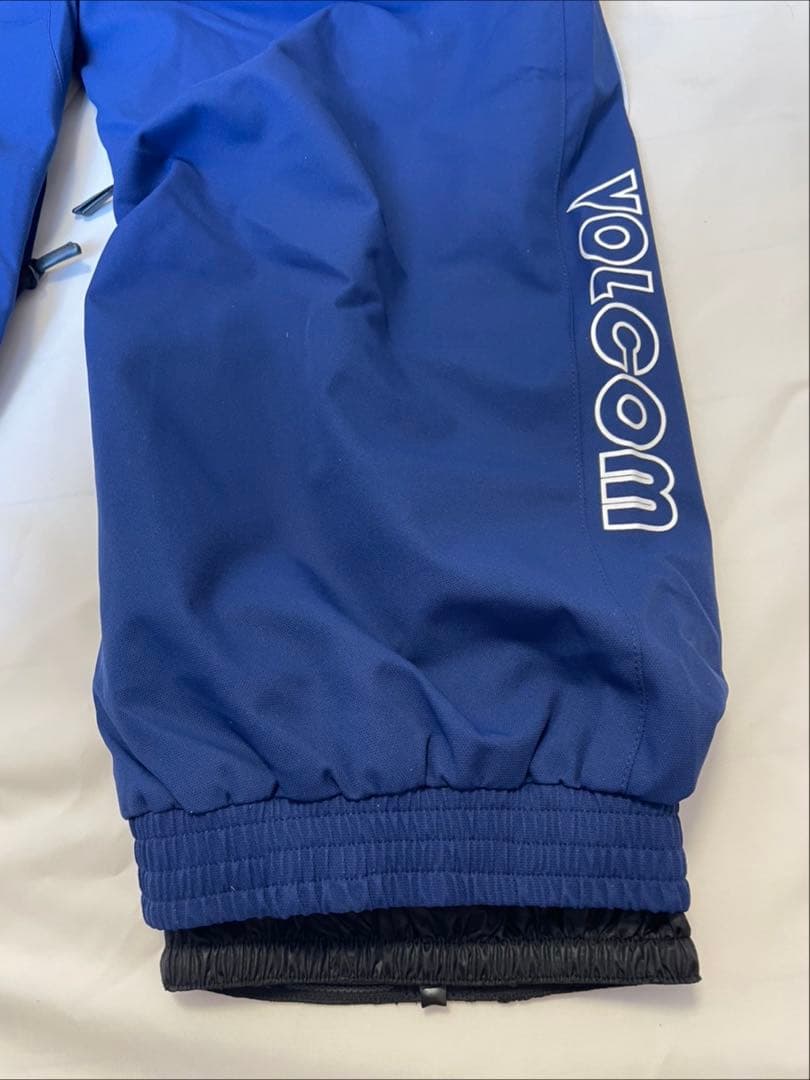 新品、未使用品　Volcom スノーウェア　パンツ　Mサイズ