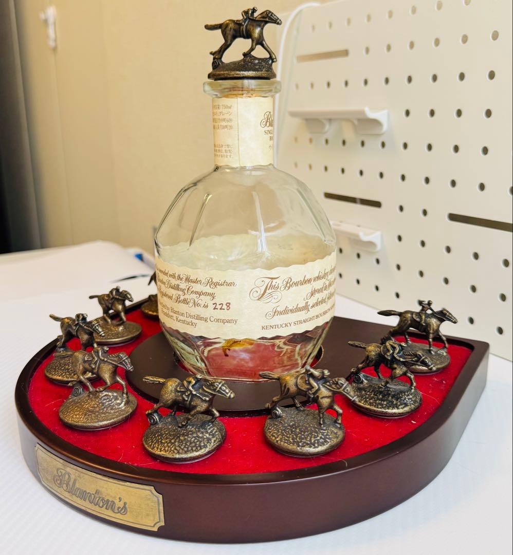 Blanton's ブラントン ボトルキャップ 台座　店内装飾　インテリア