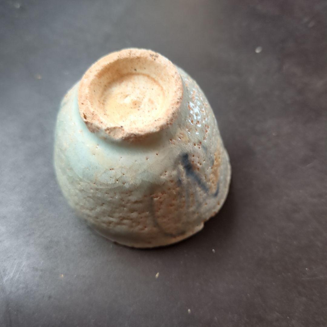 青白い手作り陶器 茶器 初期伊万里の陶片