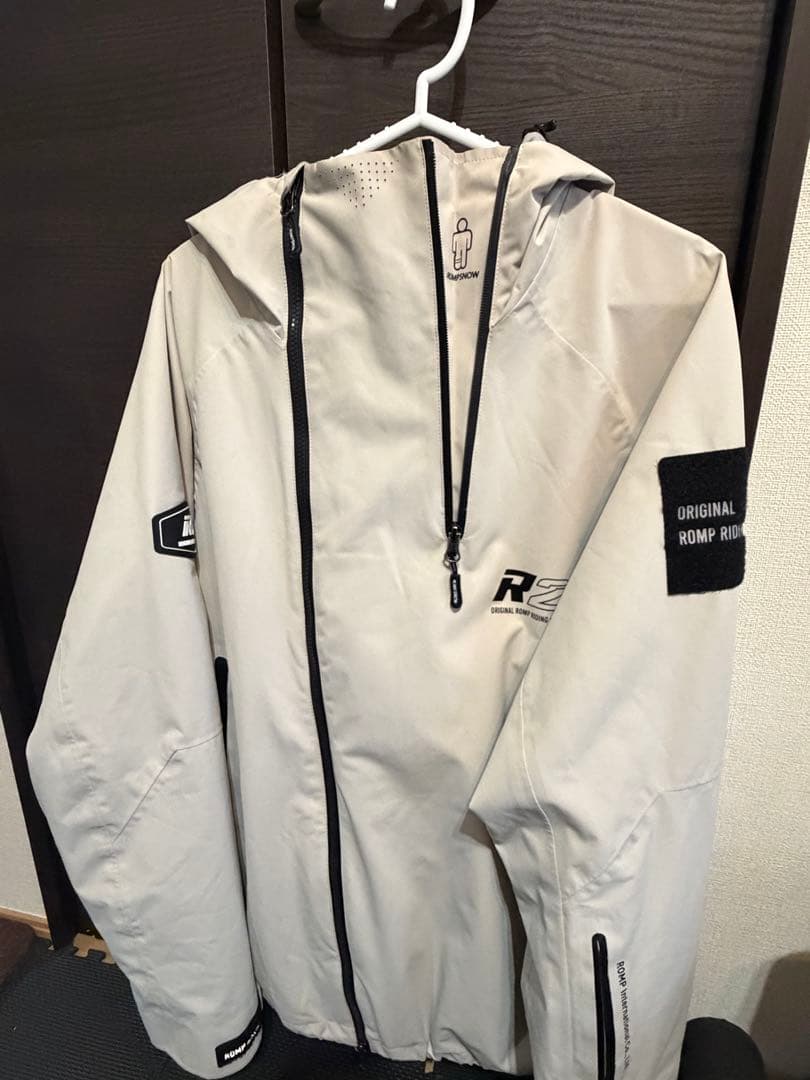 【極美品】スノーボードウェアジャケット ROMP Ivory