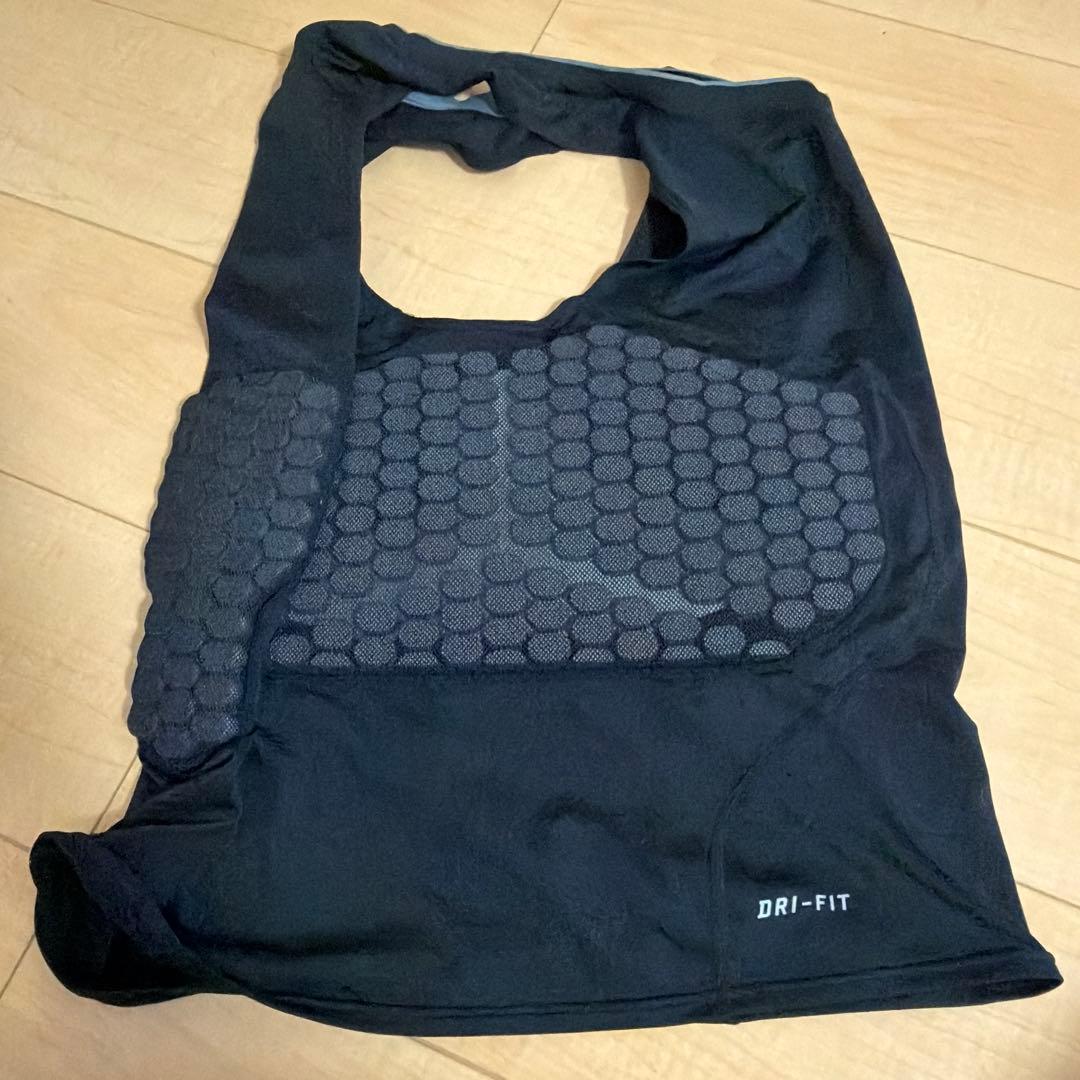 ナイキプロコンバット　パッド入りノースリーブ