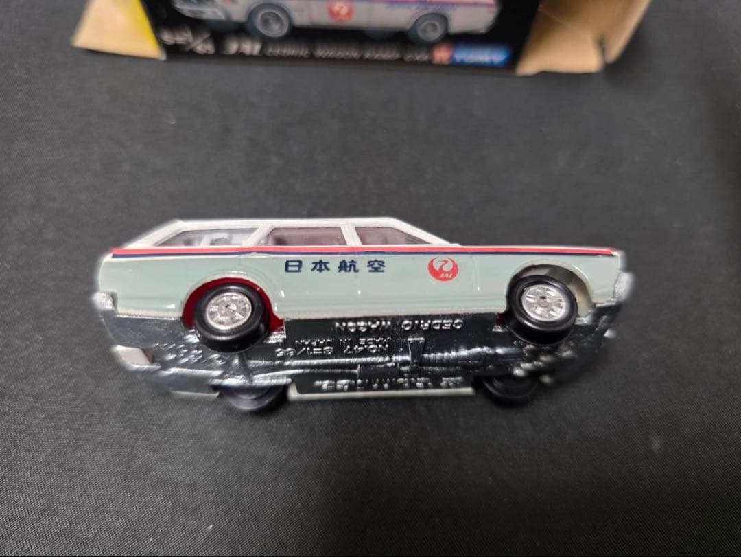 トミカ黒箱102日本航空セドリックワゴン連絡車(日本製)1Eホイール