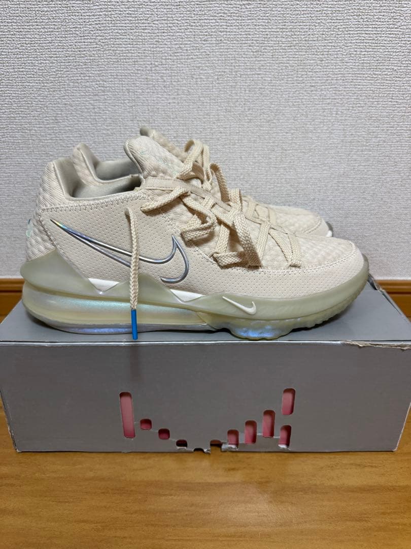 Nike LeBron 17 low ベージュ シューズ