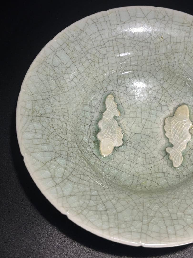 中国　淡い緑色の魚の装飾皿