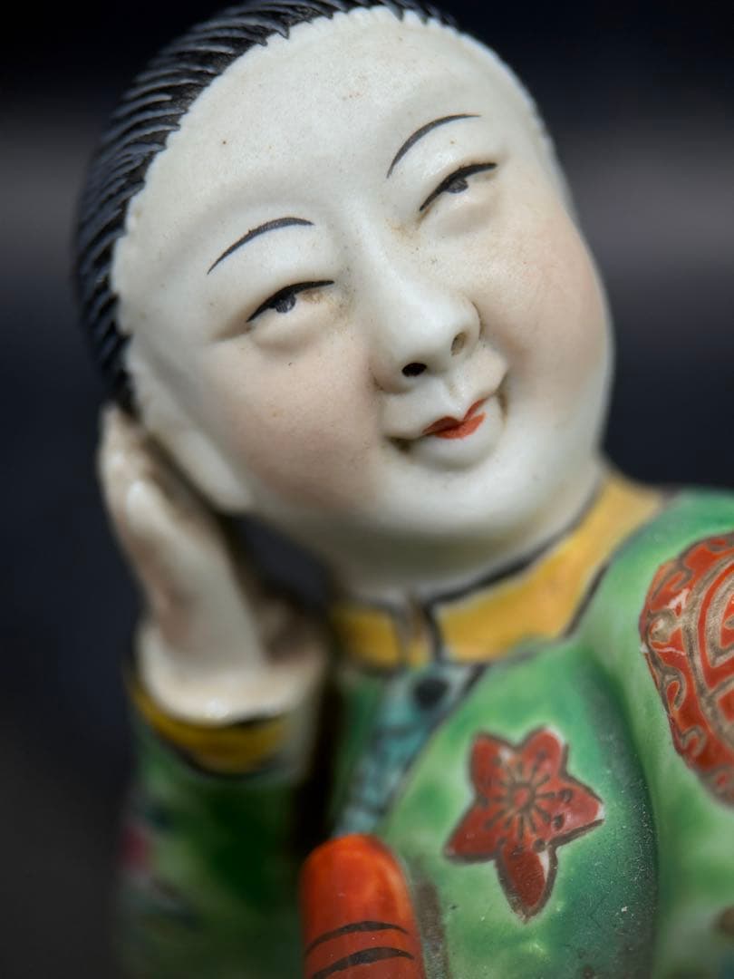 中国美術 陶器 枕人形 横たわる唐子 像 煙管 阿片枕スタイル 粉彩
