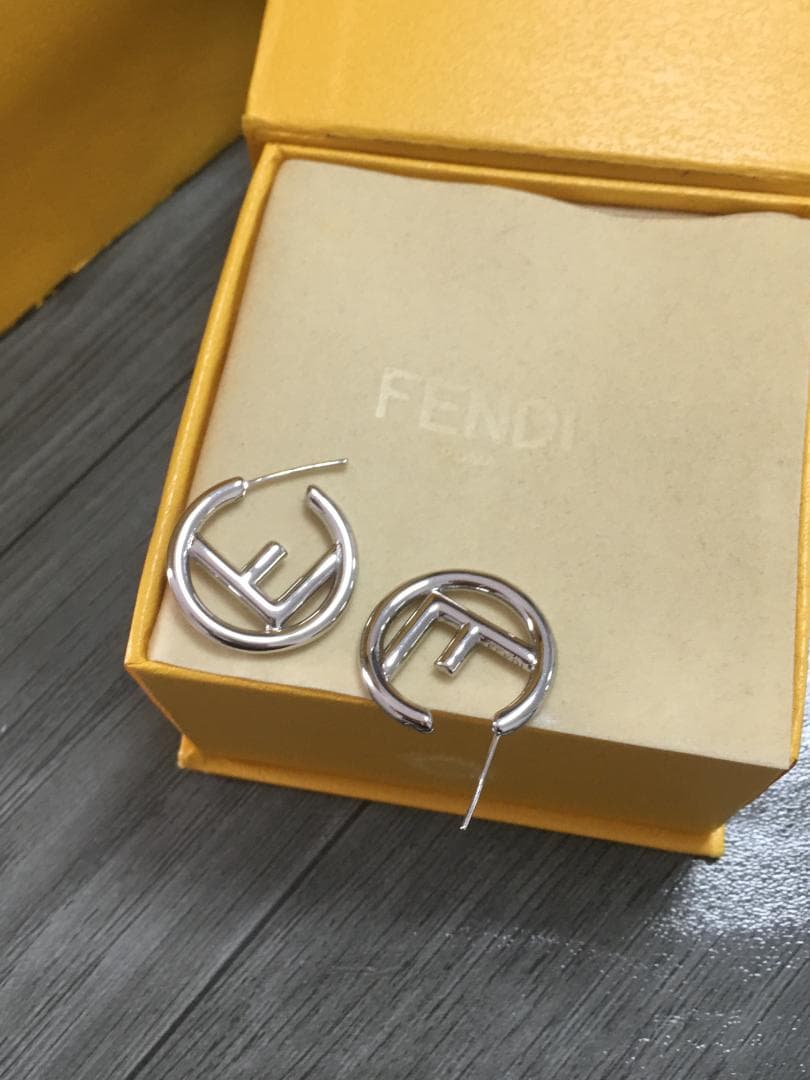 国内即納【フェンディ】ピアス　両耳用