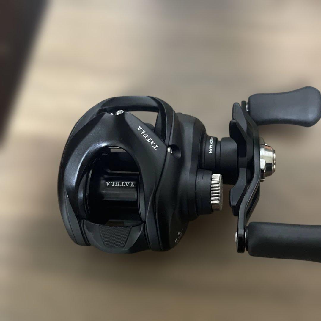 DAIWA 24TATULA TW 100H ベイトリールルアーとメジャー