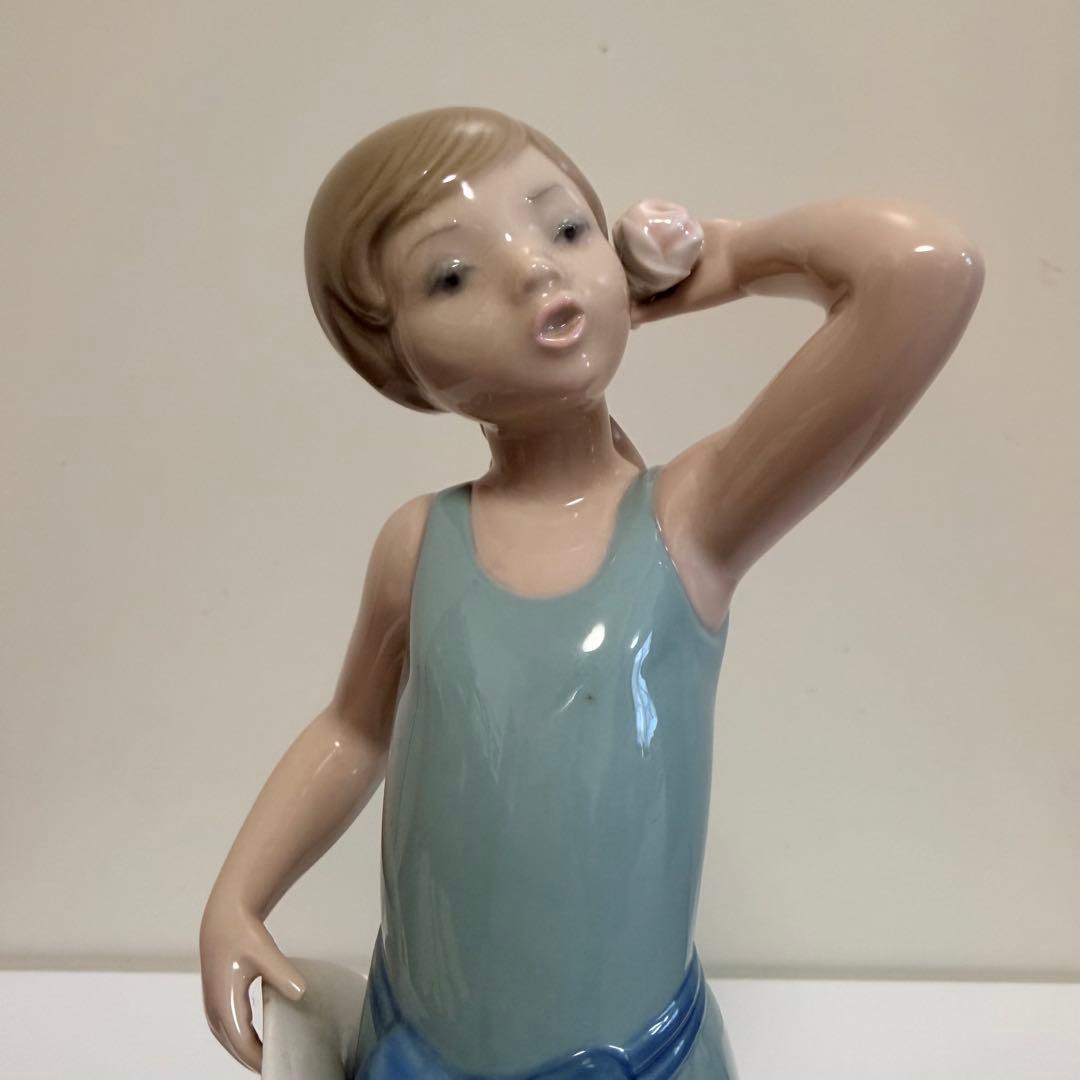 リヤドロ　フィギュリン　「なびかせて（若草色の少女）」