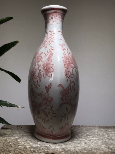 青花磁 赤牡丹紋扁口花瓶。芸品 美術品 置物 コレクション品 中国花瓶 景徳鎮
